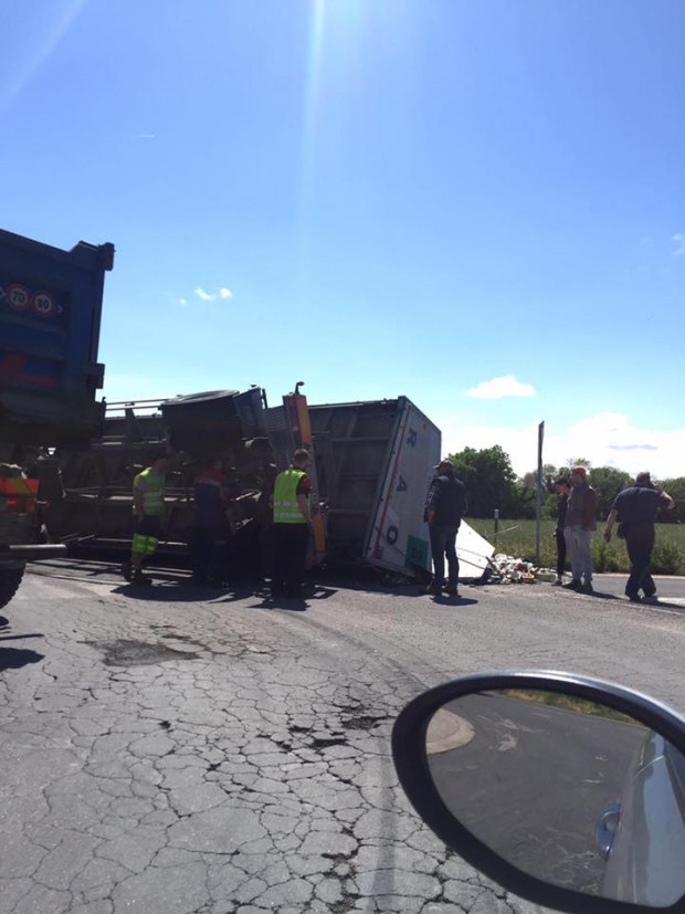 Si ribalta camion carico di rifiuti