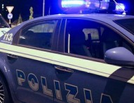 Camper “impazzito” danneggia auto in sosta, recinzioni e lampioni