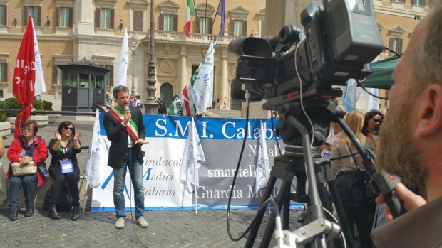 Baldelli con il Sindacato Medici Italiani davanti a Montecitorio contro chiusura guardia medica notturna