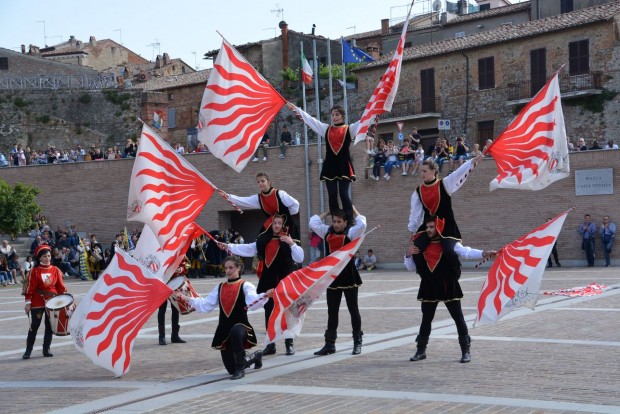 La Pandolfaccia vince la parata nazionale della bandiera