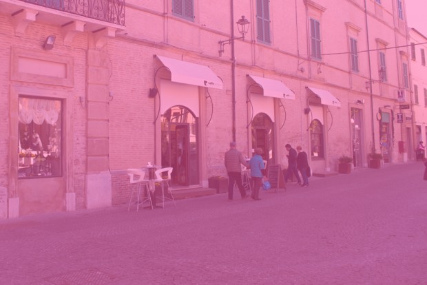 Anche il Caffè Centrale si tinge di rosa