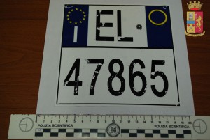 foto targa motociclo contraffatta