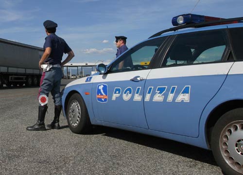Quindicenne brasiliana in bici lungo l’autostrada