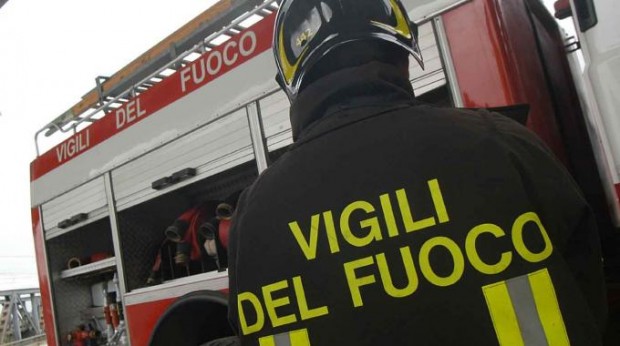 Centro fieristico Pesaro, a fuoco padiglione. Venti vigili del fuoco al lavoro
