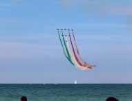 Le Frecce Tricolori sfrecciano nel cielo di Pesaro