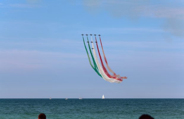 Le Frecce Tricolori sfrecciano nel cielo di Pesaro