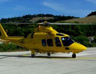 Ciclista cade a terra, travolto da auto. Muore in ospedale