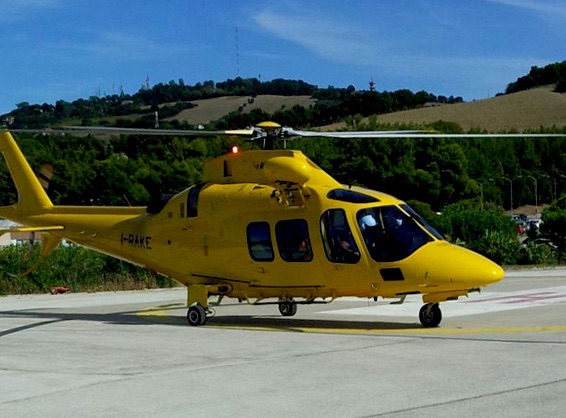 Ciclista cade a terra, travolto da auto. Muore in ospedale