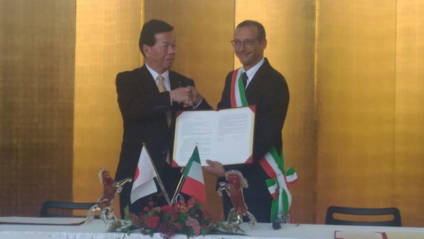 Pesaro-Kakegawa: Ricci sigla il gemellaggio. Valentino Rossi ‘benedice’ la nuova amicizia con videomessaggio