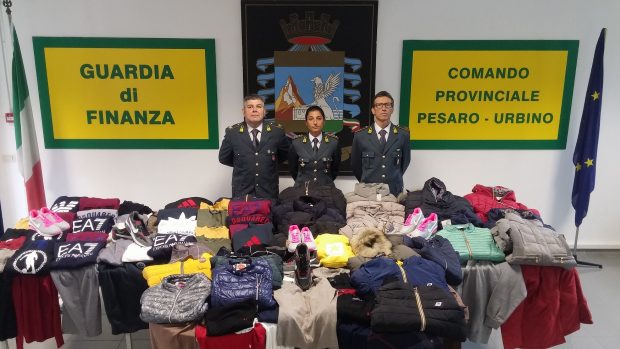 Controlli anticontraffazione alla fiera di San Nicola. Finanza sequestra oltre 300 capi di abbigliamento e accessori