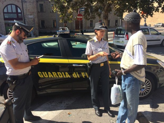 Fiera a Fossombrone, controlli anticontraffazione della Finanza: sequestrati 400 capi di abbigliamento e accessori