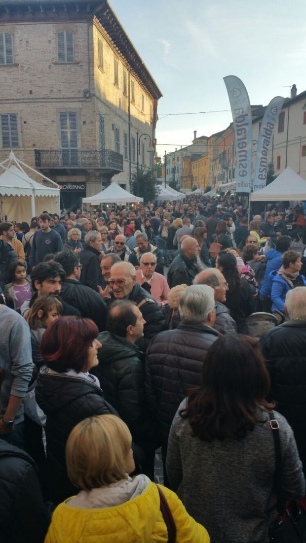 Pergola, la Fiera Nazionale del Tartufo batte ogni record di presenze. Entusiasti commercianti e produttori