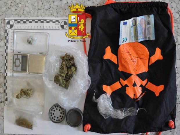 Scuole, controlli della polizia: 2 giovani denunciati per spaccio