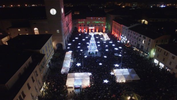 Fano, il “Natale Più” accende la città tra luci e poesia