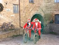 Gustando il Natale a San Lorenzo in Campo: mercatini, animazione e la passeggiata in bici con Babbo Natale