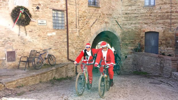 Gustando il Natale a San Lorenzo in Campo: mercatini, animazione e la passeggiata in bici con Babbo Natale
