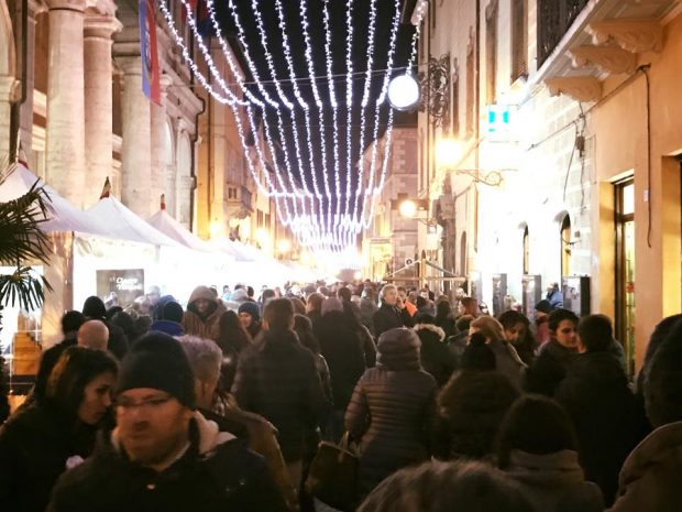 A Pergola boom di visitatori e tanta solidarietà per l’inaugurazione della CioccoVisciola di Natale