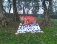 “Il maiale non è felice. Quest’anno i foconi sono per voi”, imbrattato il monumento de La Festa del Nino