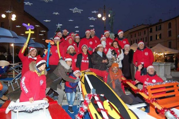 Bagnini e pattini di salvataggio in piazza, musica, pet therapy: il Natale Più ha trasformato la città