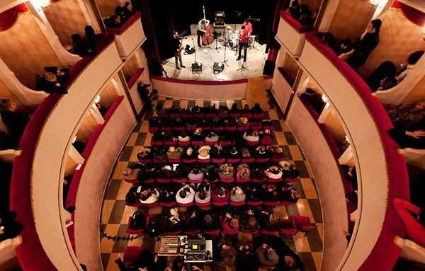 Comicità, musica, spettacoli per bambini: a San Costanzo scatta la stagione teatrale