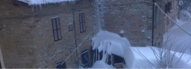 Sisma, non ci sono vittime. Slavine, 30mila persone senza luce e cumuli neve 3-4 metri