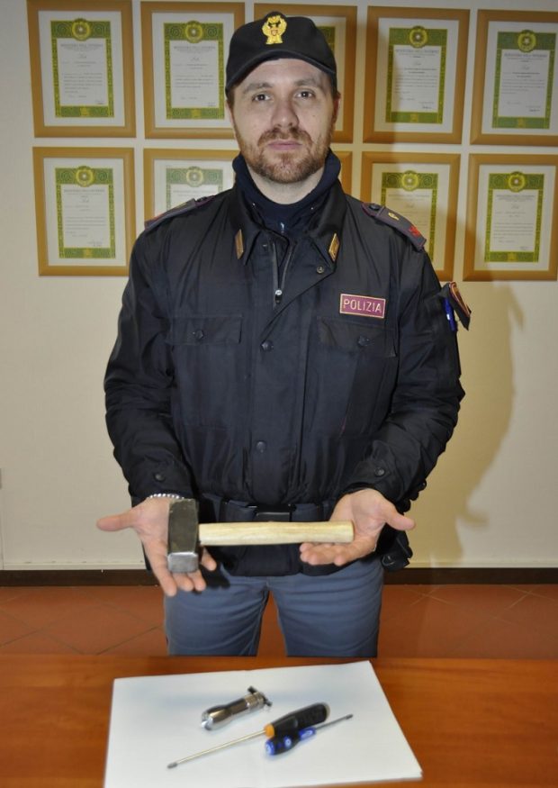 Furti, in auto mazzetta, cacciaviti e torcia: denunciati 3 giovani