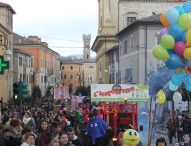 Carnevale Pergolese: sei carri, gruppi mascherati, musica e divertimento