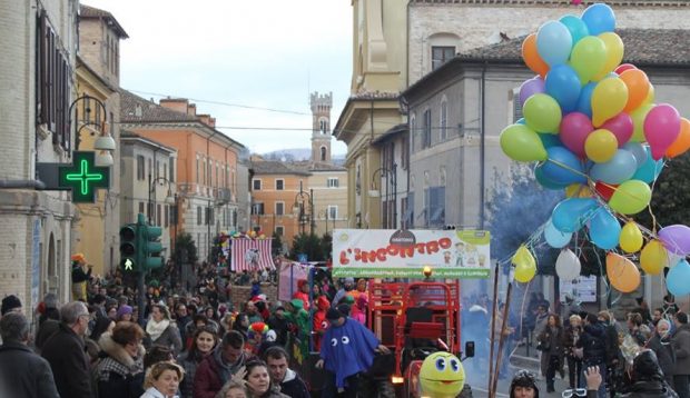 Carnevale Pergolese: sei carri, gruppi mascherati, musica e divertimento