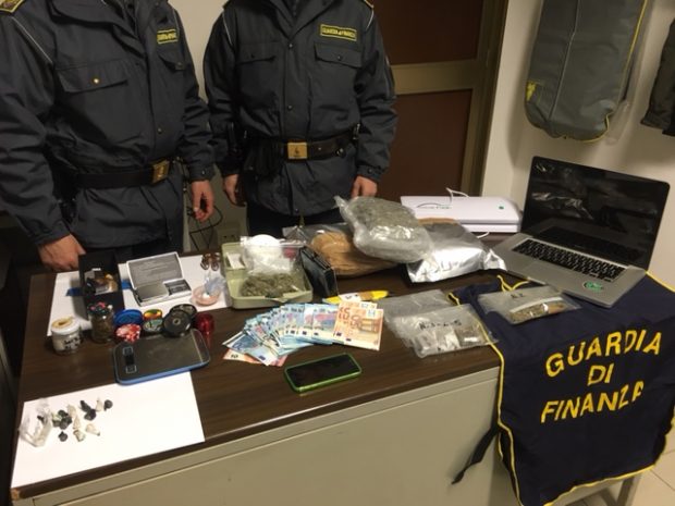 Oltre 1,5 chilogrammi di stupefacenti, individuato market della droga. Un arresto e due denunce