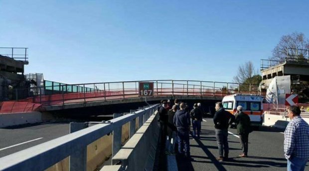 Crolla ponte sull’A14, due morti