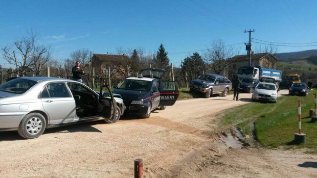Pergola, come in un film d’azione: furti, scontro tra auto dei carabinieri e malviventi e fuga. Tre fermati