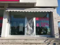 Rompono la porta con una mazza e rubano oltre 100 occhiali da sole