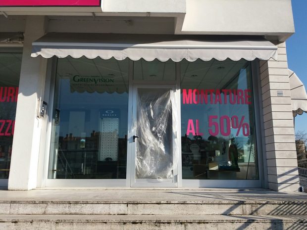 Rompono la porta con una mazza e rubano oltre 100 occhiali da sole