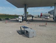 Assalto al distributore di benzina, sradicati due self service