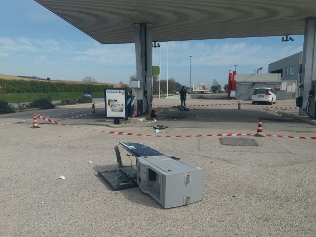 Assalto al distributore di benzina, sradicati due self service