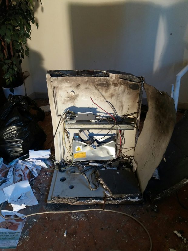 Mondavio, fanno esplodere il bancomat in pieno centro