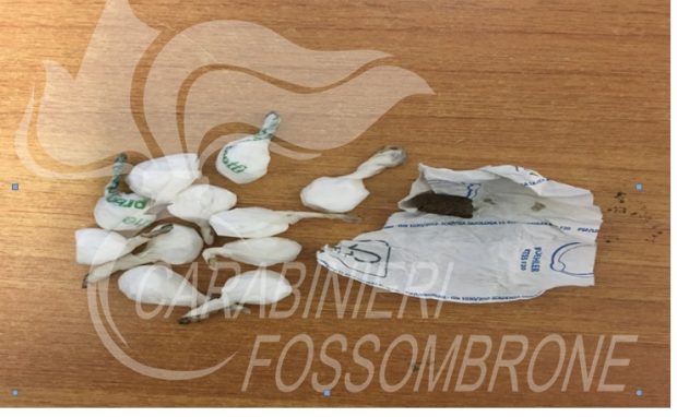 Pusher con 11 dosi di cocaina, arrestato