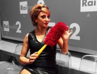 San Costanzo, a teatro “La ragazza con la valigia” con Paola Minaccioni