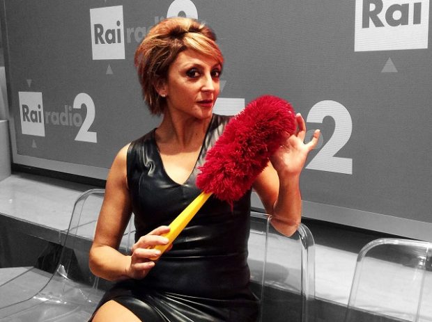 San Costanzo, a teatro “La ragazza con la valigia” con Paola Minaccioni