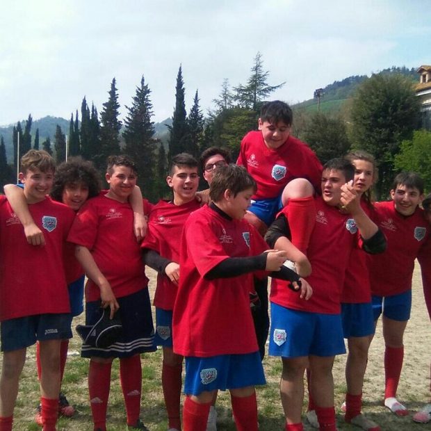 Rugby: si ferma a pochi passi dalla meta per far realizzare un sogno al suo compagno