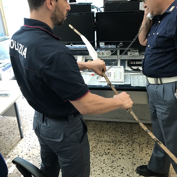 Bloccato con una spranga di ferro, 20 enne sotto l’effetto di sostanze stupefacenti denunciato