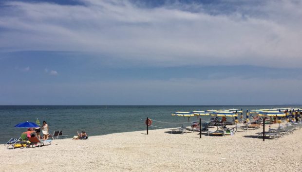 Malore mentre nuota, muore pensionato