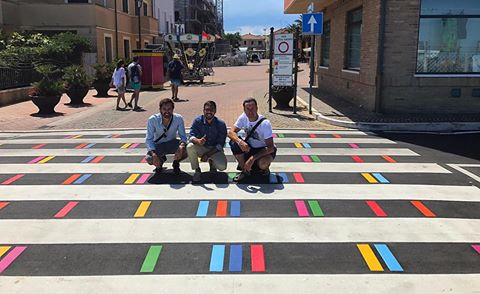 Mondolfo Marotta primo in Italia con le strisce pedonali multicolor