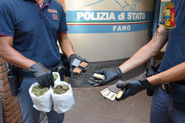 Abitazione centrale per lo spaccio, un arresto e identificati giovanissimi fanesi