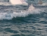 Gabicce Mare, barca a vela incagliata negli scogli. Scongiurato danno ambientale