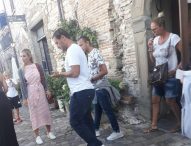 Totti e Ilary a Frontone, dal castello al rifugio del monte Catria