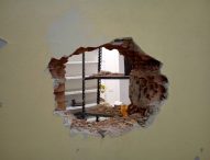 Sfondano i muri di palasport e bocciofila per entrare nel bar e tabacchi. Ladri in azione a Lucrezia