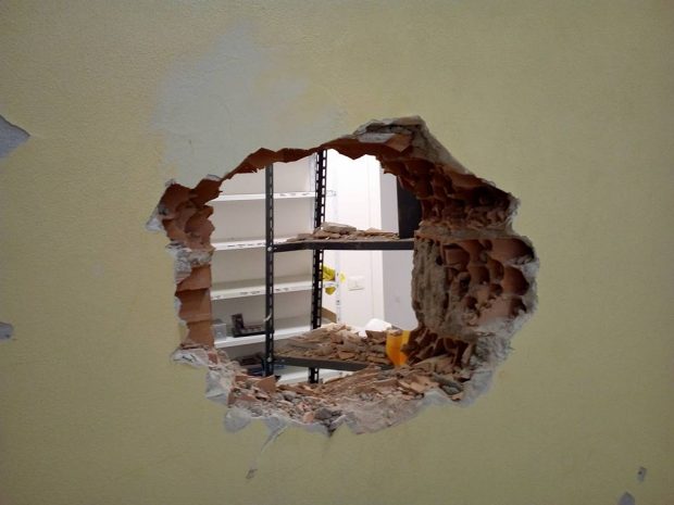 Sfondano i muri di palasport e bocciofila per entrare nel bar e tabacchi. Ladri in azione a Lucrezia