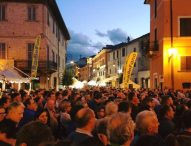 Pergola, si alza il sipario sulla Fiera Nazionale del Tartufo: emozioni con il Fly Fano Team, risate con Pippo Franco