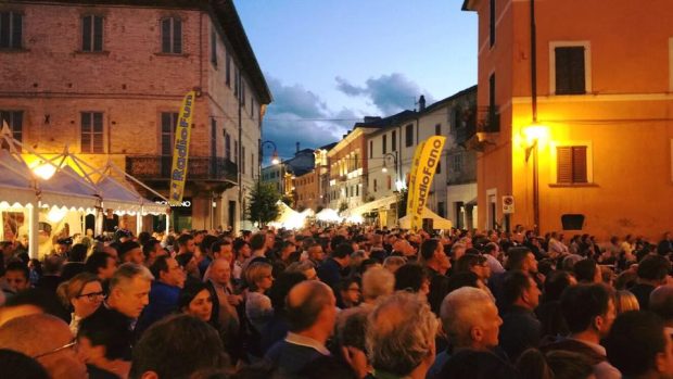 Pergola, si alza il sipario sulla Fiera Nazionale del Tartufo: emozioni con il Fly Fano Team, risate con Pippo Franco